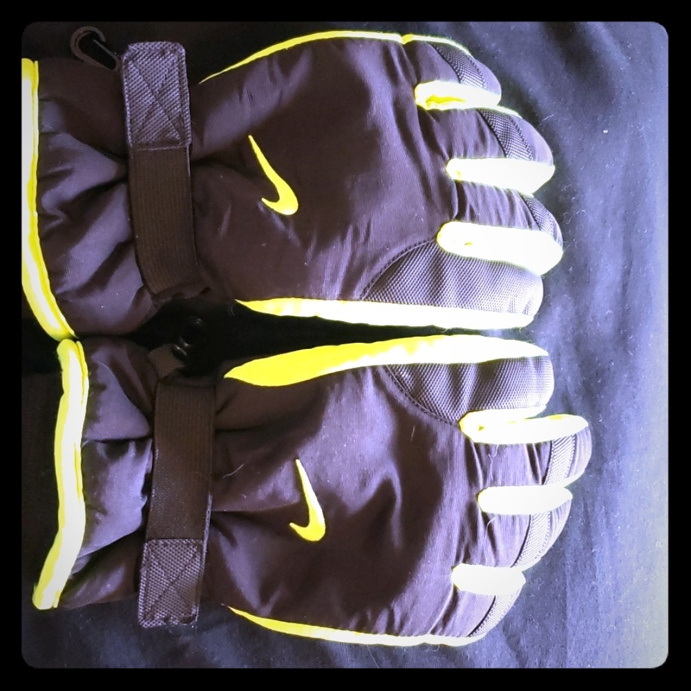 Youth Nike Winter Gloves.